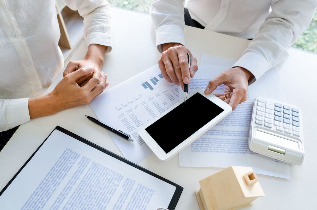 papers desk meeting f3e11e87