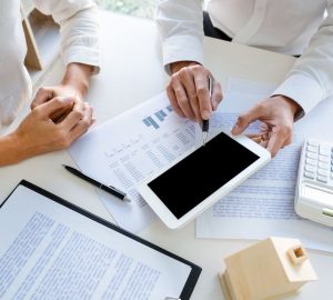 papers desk meeting f3e11e87